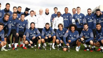 La plantilla del Real Madrid posa con los trofeos de la gala The Best