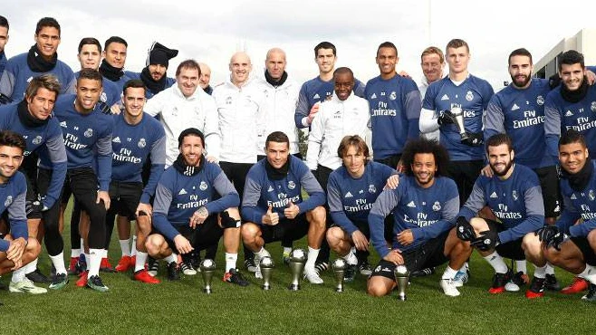 La plantilla del Real Madrid posa con los trofeos de la gala The Best La plantilla del Real Madrid posa con los trofeos de la gala The Best