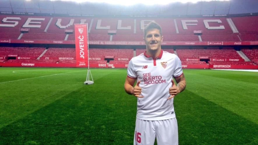 Stevan Jovetic posa con la camiseta del Sevilla Stevan Jovetic posa con la camiseta del Sevilla