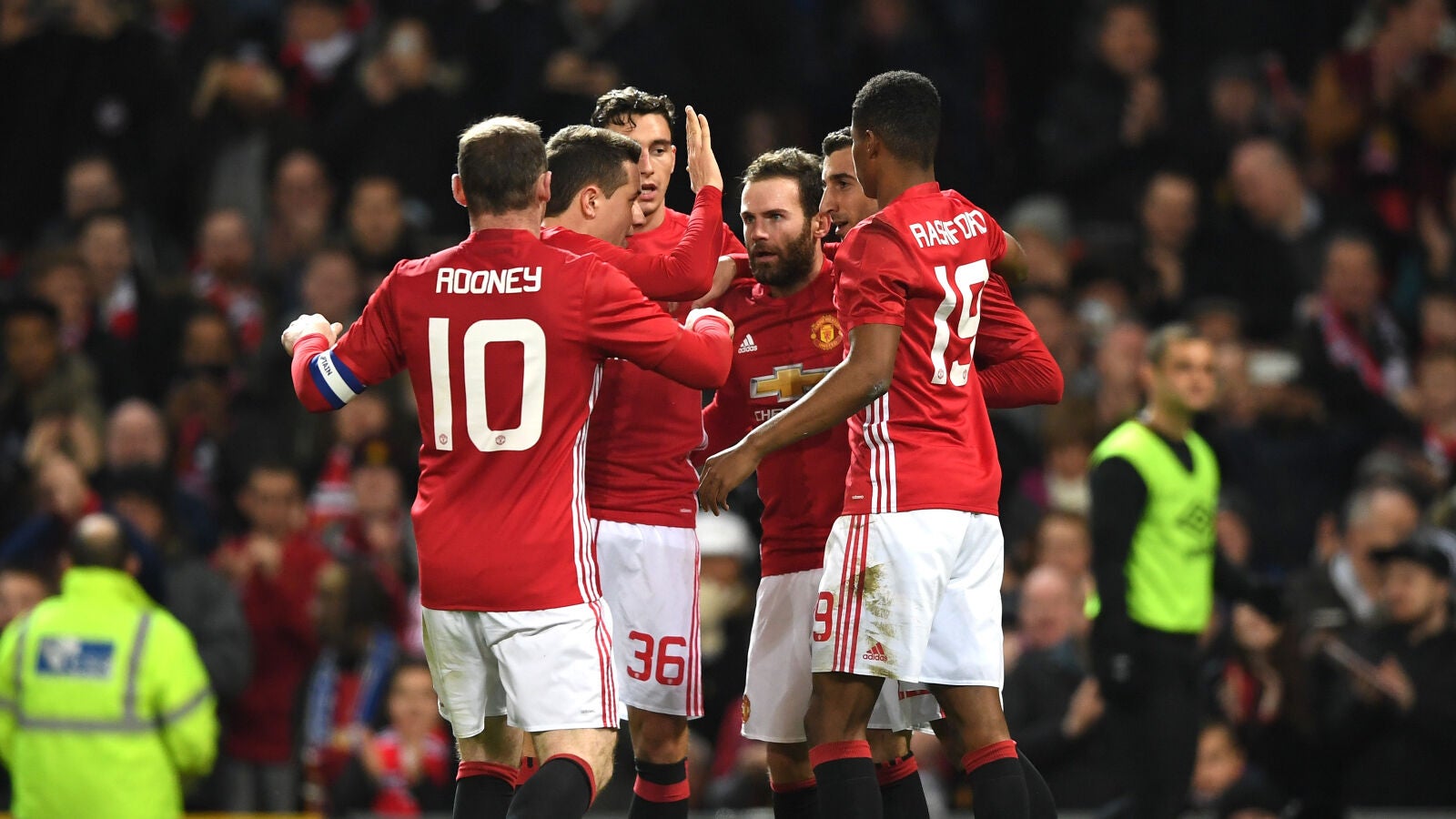 Juan Mata celebra su gol con sus compa&ntilde;eros