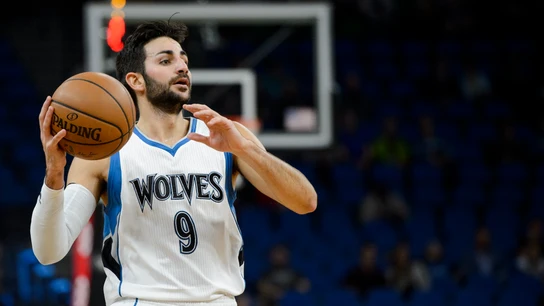 Ricky Rubio asiste en un partido con los Timberwolves Ricky Rubio asiste en un partido con los Timberwolves