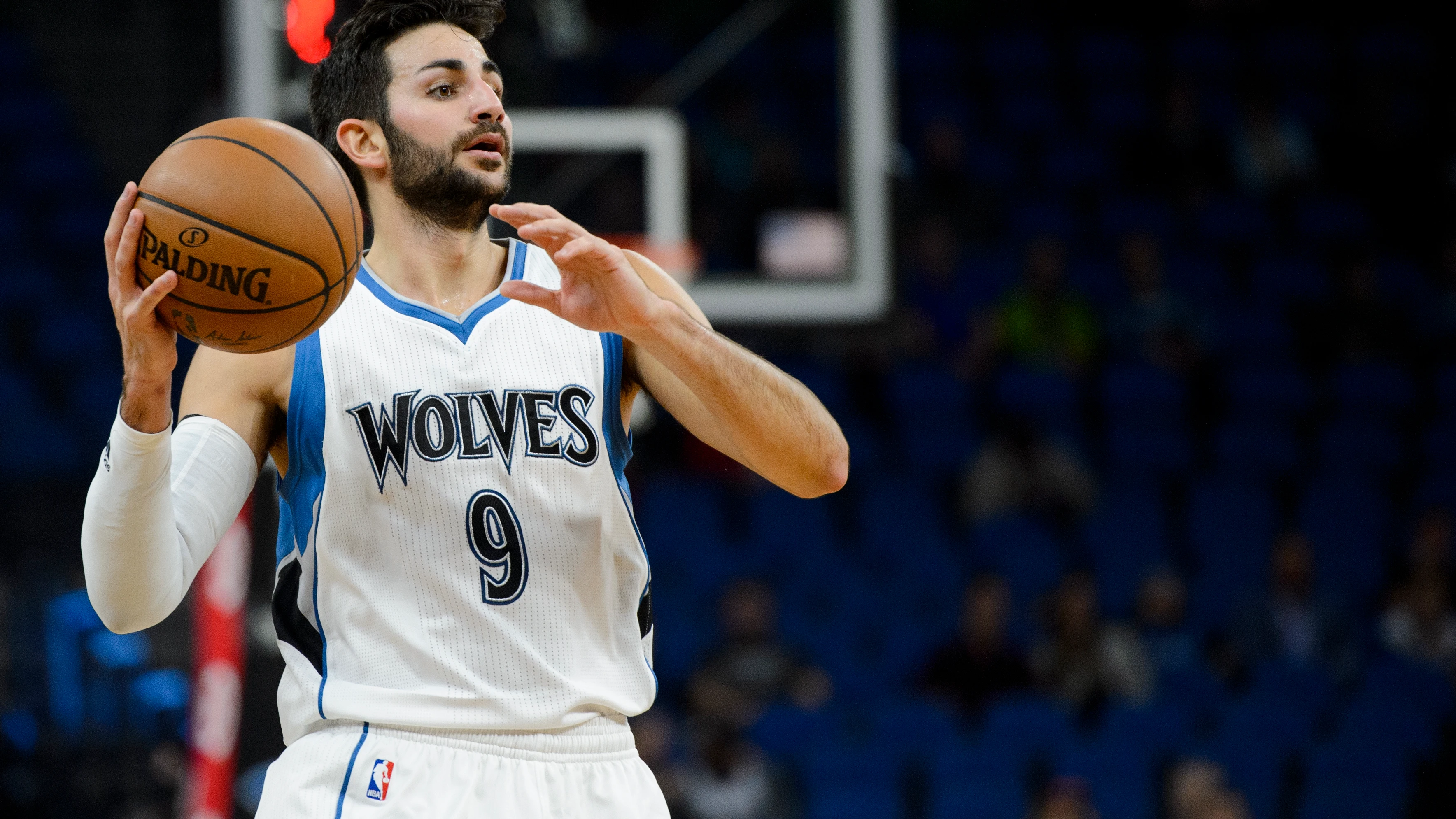 Ricky Rubio asiste en un partido con los Timberwolves