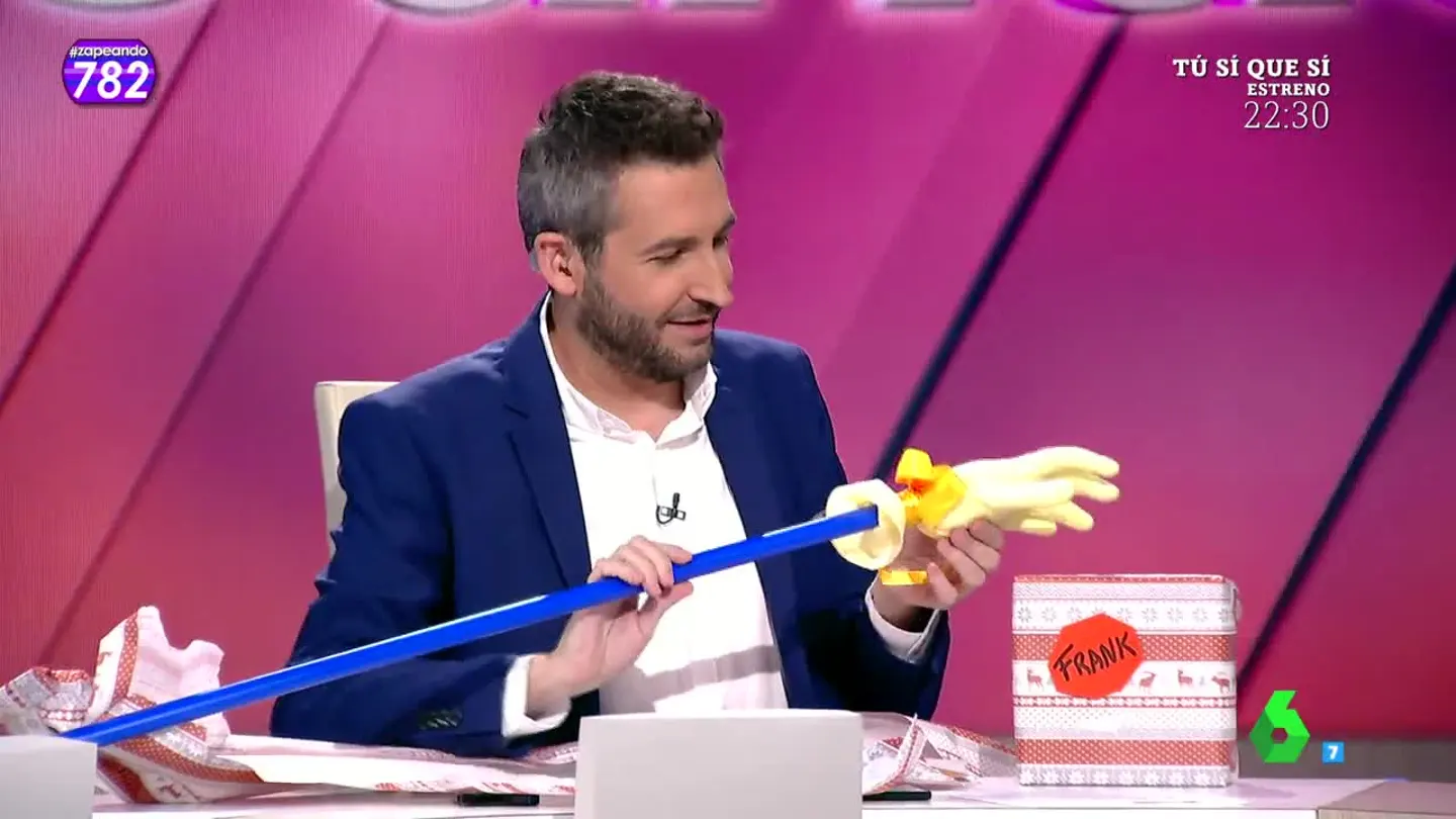 Frank Blanco abre su regalo de amigo invisible Frank Blanco abre su regalo de amigo invisible