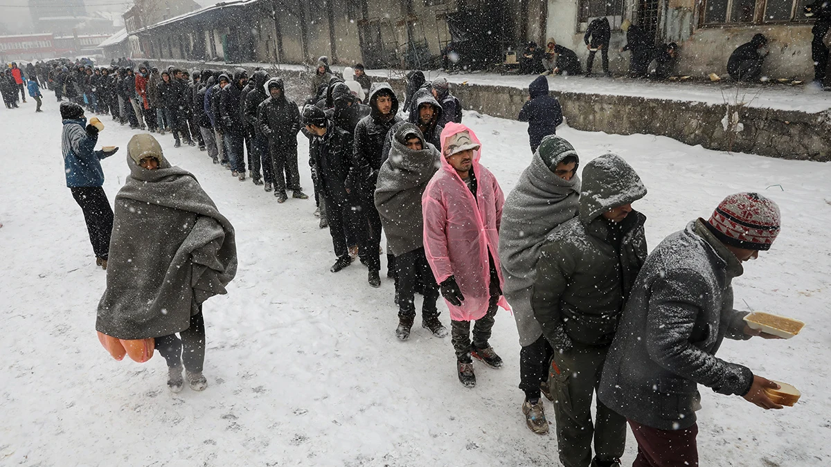 Los refugiados guardan colas por un plato de comida caliente