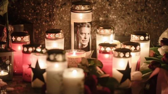 Una vela con una foto del cantante David Bowie Una vela con una foto del cantante David Bowie