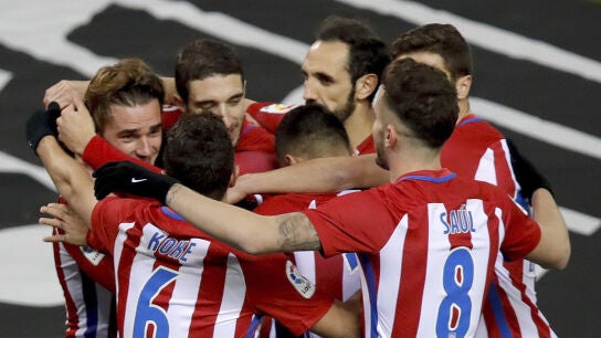 Griezmann es felicitado tras abrir el marcador ante Las Palmas