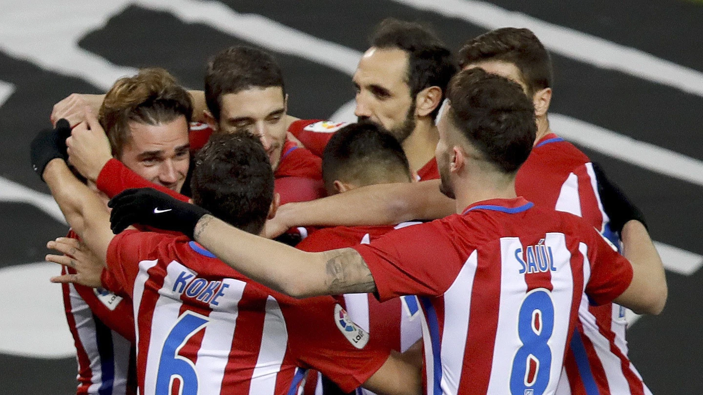 Griezmann es felicitado tras abrir el marcador ante Las Palmas Griezmann es felicitado tras abrir el marcador ante Las Palmas