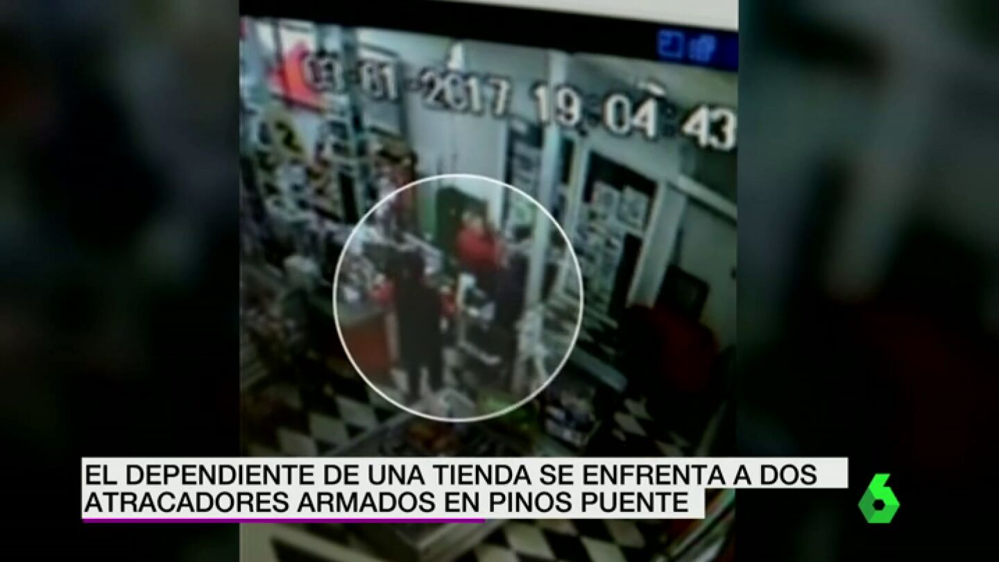 Frame 8.527898 de: El dependiente de una tienda se enfrenta a dos atracadores armados en Granada, evitando as&iacute; el robo