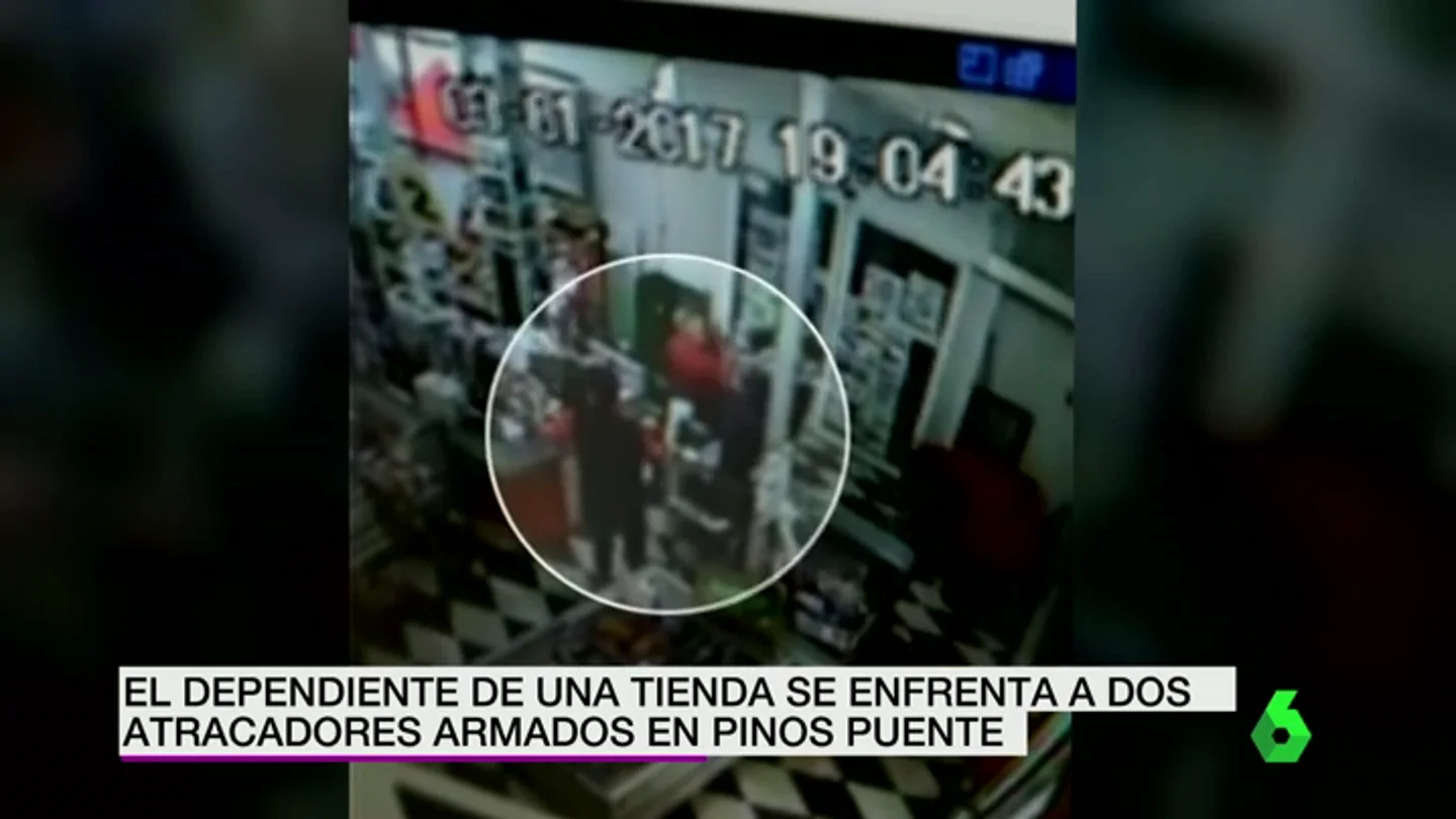 Frame 8.527898 de: El dependiente de una tienda se enfrenta a dos atracadores armados en Granada, evitando así el robo Frame 8.527898 de: El dependiente de una tienda se enfrenta a dos atracadores armados en Granada, evitando así el robo