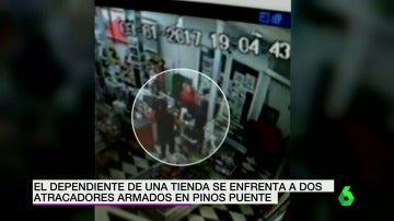 Frame 8.527898 de: El dependiente de una tienda se enfrenta a dos atracadores armados en Granada, evitando así el robo