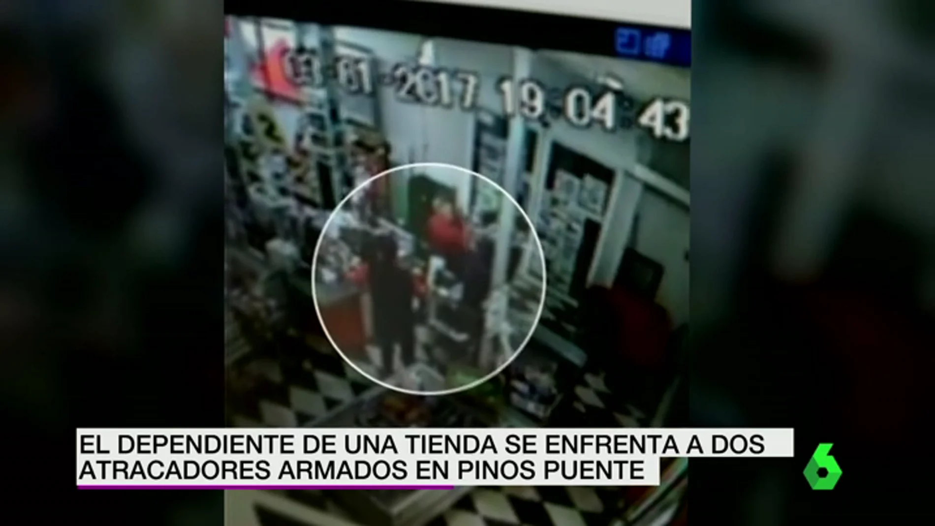 Frame 8.527898 de: El dependiente de una tienda se enfrenta a dos atracadores armados en Granada, evitando así el robo