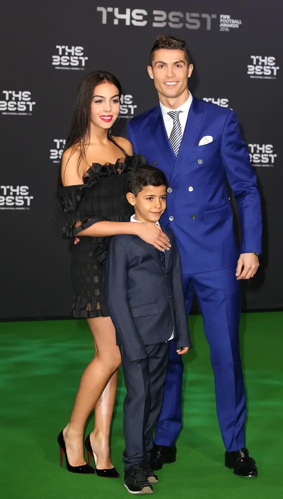 Cristiano Ronaldo y Georgina Rodríguez junto al hijo de CR7 Cristiano Ronaldo y Georgina Rodríguez junto al hijo de CR7