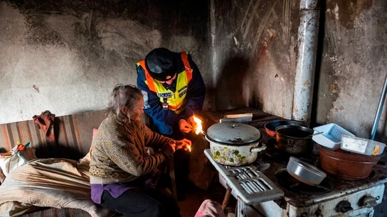 Policía con una mujer sin hogar en Hungría Policía con una mujer sin hogar en Hungría