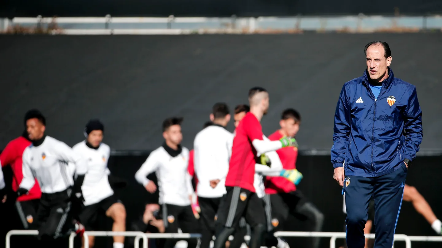 Salvador González 'Voro' dirige al Valencia en un entrenamiento Salvador González 'Voro' dirige al Valencia en un entrenamiento