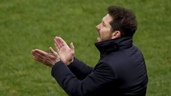 Simeone anima a sus jugadores en la banda del Vicente Calder&oacute;n