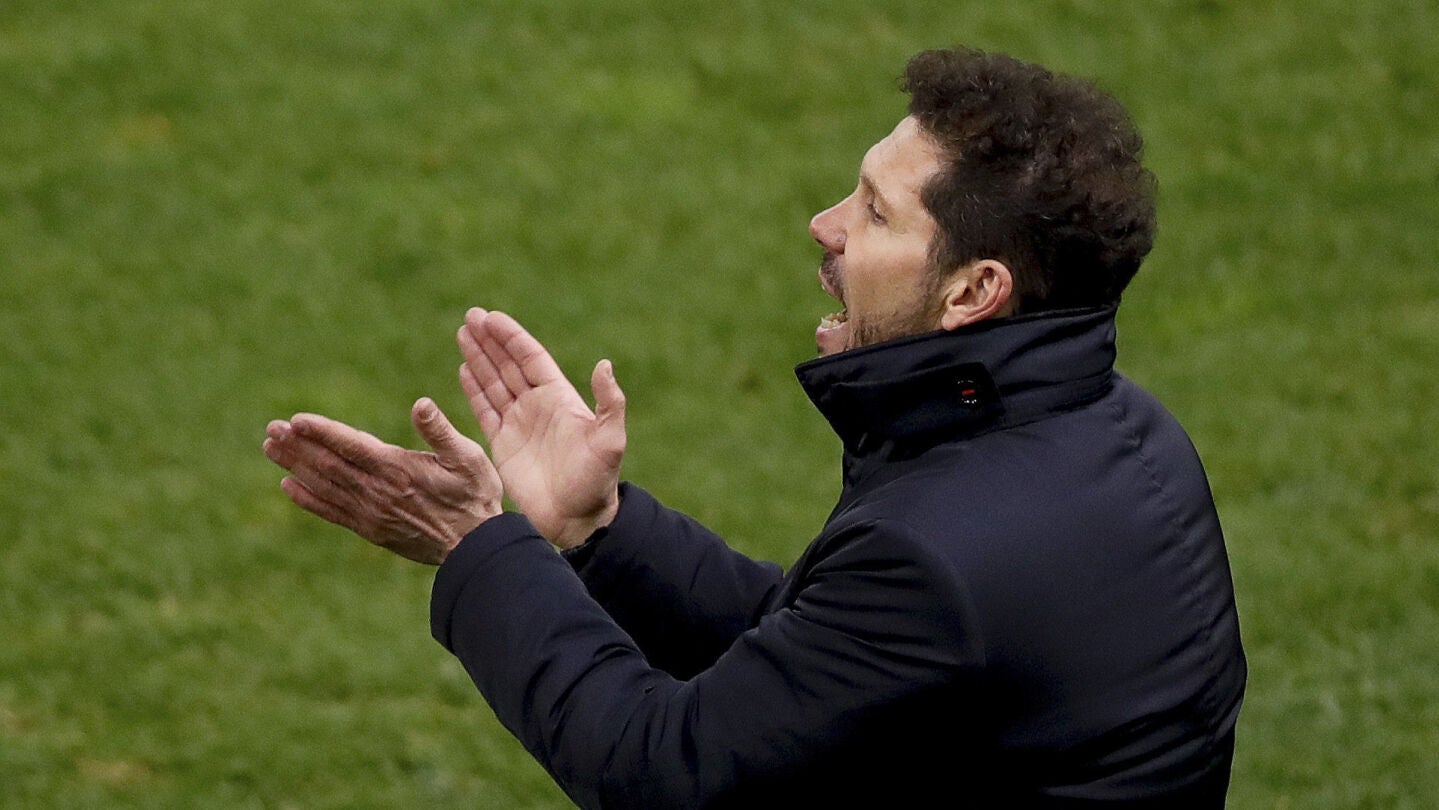 Simeone anima a sus jugadores en la banda del Vicente Calder&oacute;n