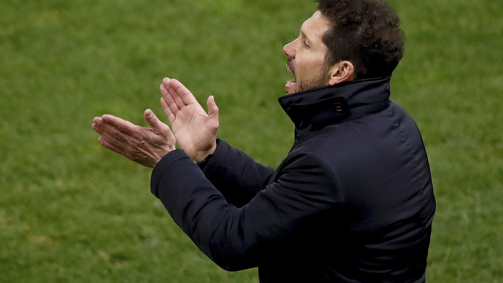 Simeone anima a sus jugadores en la banda del Vicente Calderón Simeone anima a sus jugadores en la banda del Vicente Calderón