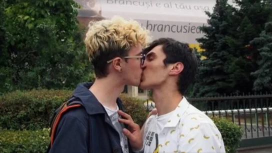Un pareja gay se besa contra la homofobia Un pareja gay se besa contra la homofobia
