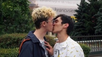 Un pareja gay se besa contra la homofobia