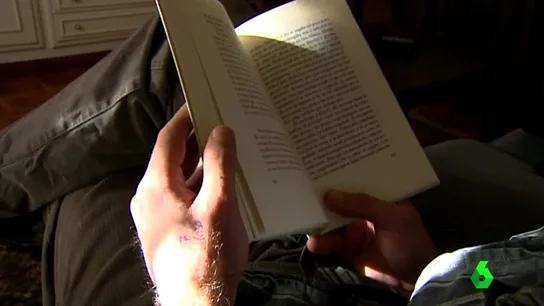 Una persona leyendo Una persona leyendo