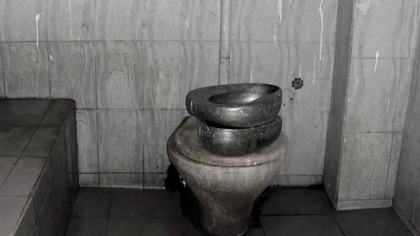 Imagen de archivo de un baño sucio Imagen de archivo de un baño sucio