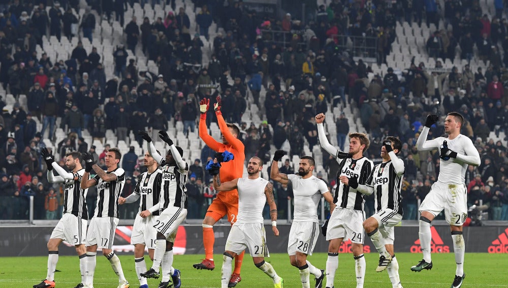 Los jugadores de la Juventus celebrando la victoria