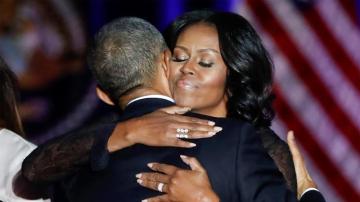 Barack Obama se abraza a su esposa Michelle tras su discurso de despedida