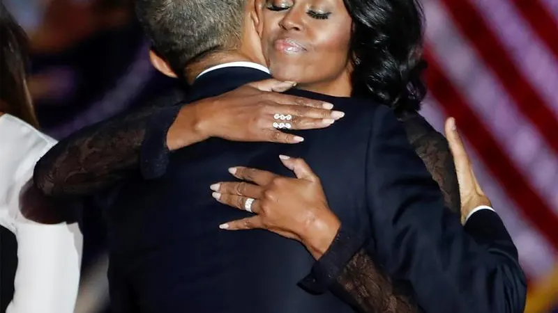 Barack Obama se abraza a su esposa Michelle tras su discurso de despedida