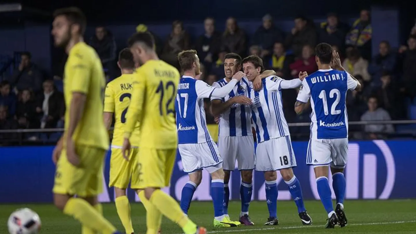 El delantero de la Real Sociedad Mikel Oyarzabal celebra con sus compañeros el gol marcado. El delantero de la Real Sociedad Mikel Oyarzabal celebra con sus compañeros el gol marcado.