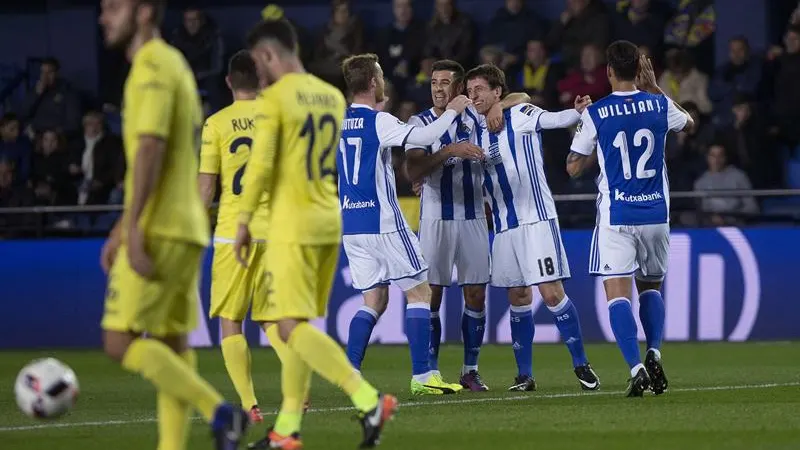 El delantero de la Real Sociedad Mikel Oyarzabal celebra con sus compañeros el gol marcado. El delantero de la Real Sociedad Mikel Oyarzabal celebra con sus compañeros el gol marcado.
