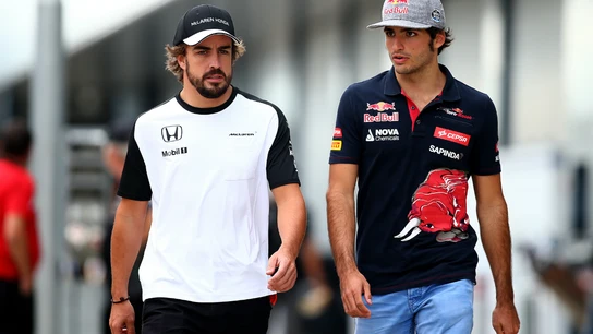 Sainz y Alonso caminan por un paddock Sainz y Alonso caminan por un paddock