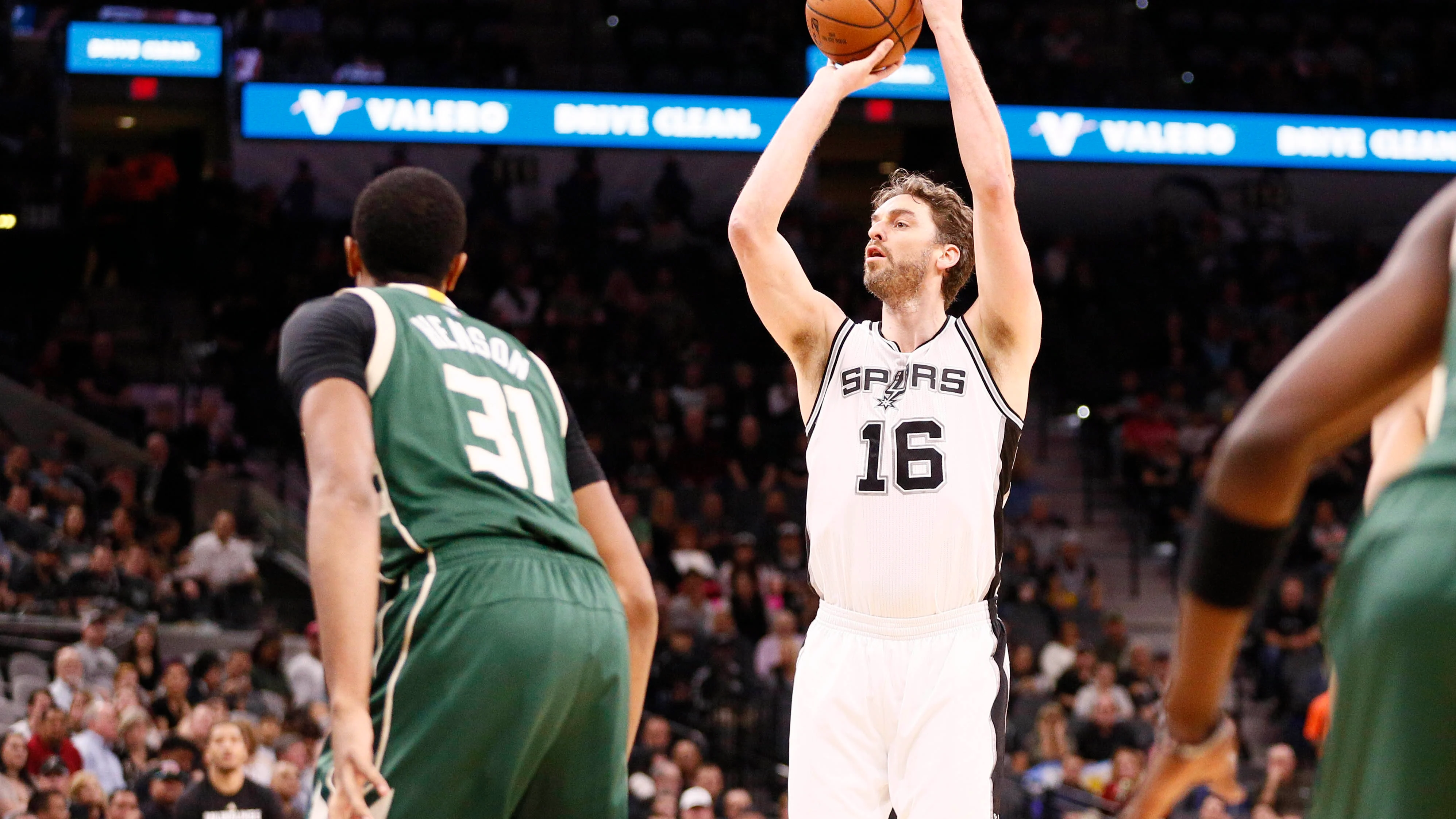 Pau Gasol tira a canasta en un partido con los Spurs