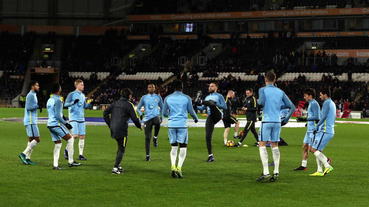 Los jugadores del Manchester City, calentando