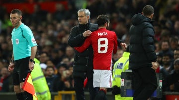 Mourinho saluda a Juan Mata