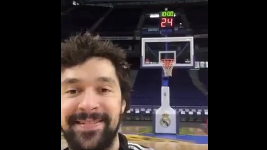 Sergio Llull y su lanzamiento de espaldas que casi acaba mal Sergio Llull y su lanzamiento de espaldas que casi acaba mal