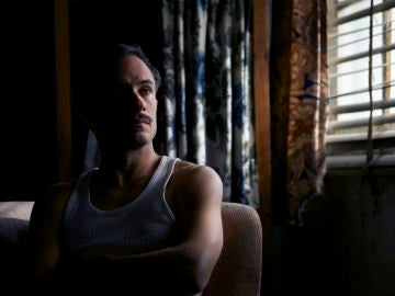 Gael García Bernal interpreta a Neruda. Gael García Bernal interpreta a Neruda.