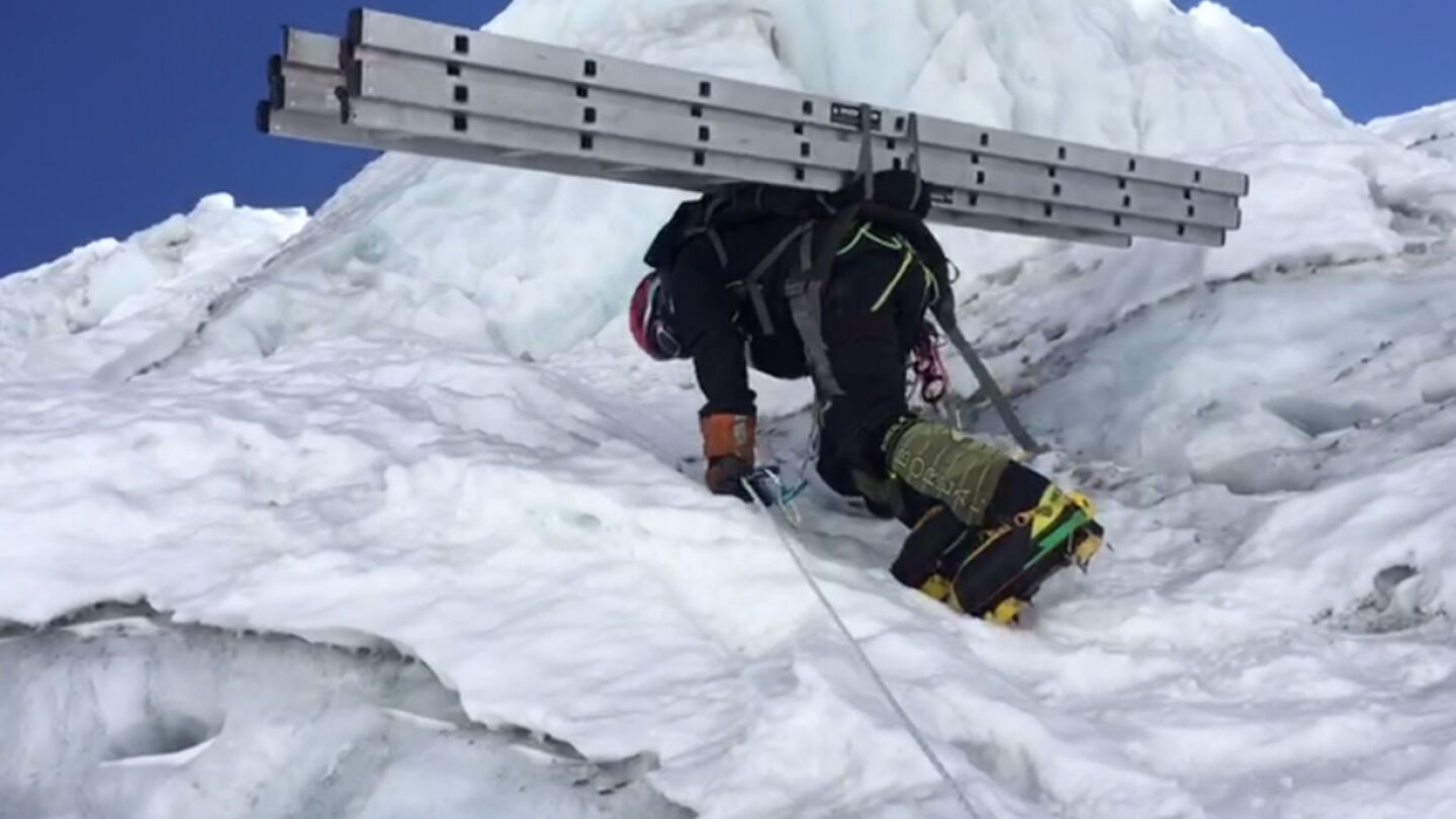 Alex Txikon, en plena ascensi&oacute;n al Everest