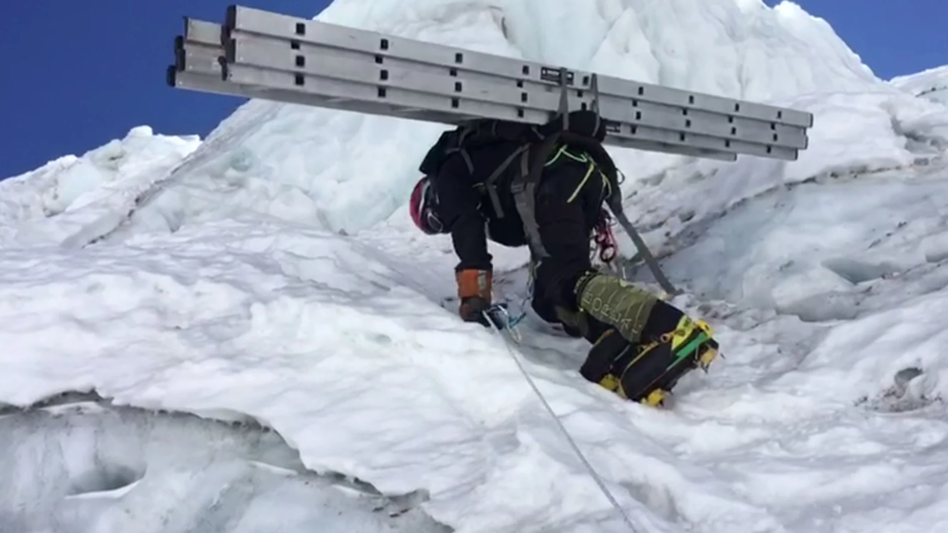 Alex Txikon, en plena ascensión al Everest