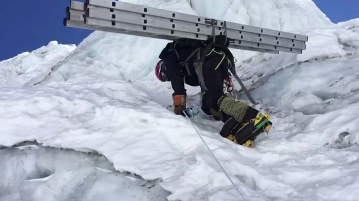 Alex Txikon, en plena ascensión al Everest