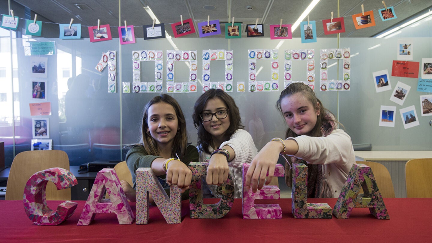 Las ni&ntilde;as ense&ntilde;an sus creaciones de pulseras 'Candela'
