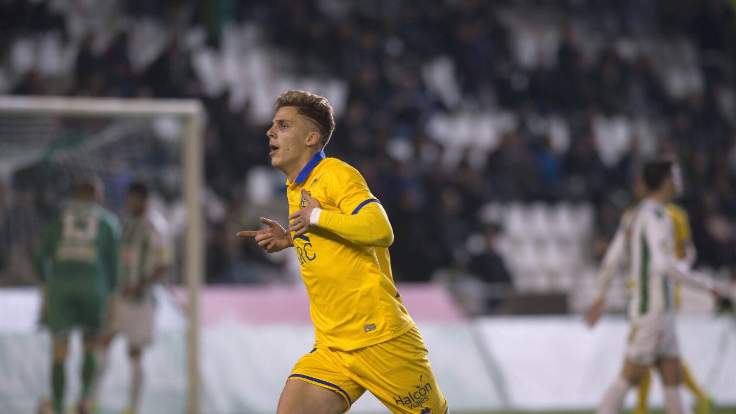 Iv&aacute;n Alejo, jugador del Alcorc&oacute;n, celebrando un gol