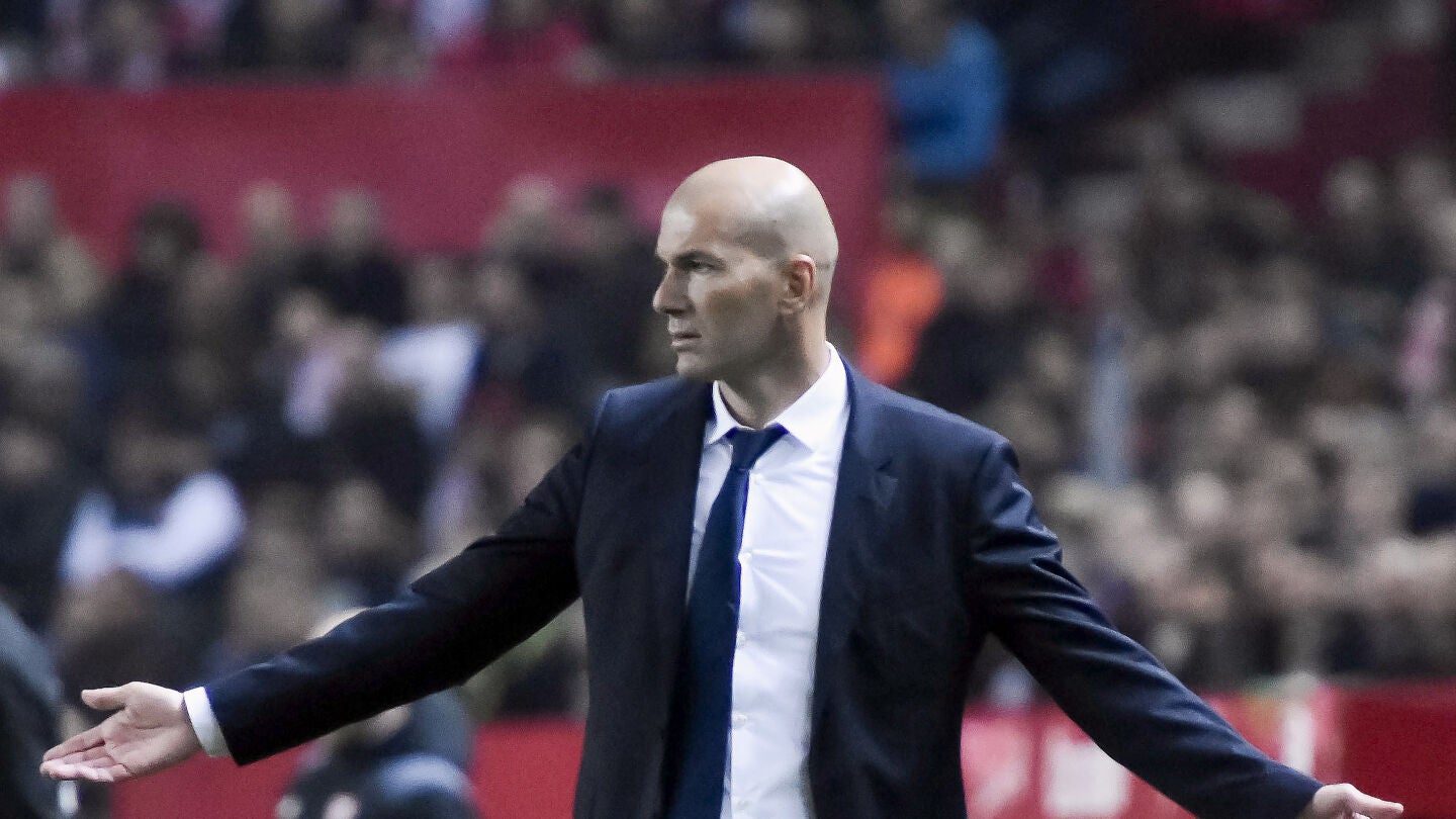 Zinedine Zidane, en la banda del Pizju&aacute;n