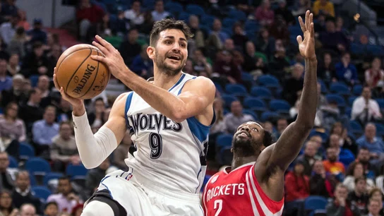 Ricky Rubio intenta dar una asistencia ante la defensa de los Rockets Ricky Rubio intenta dar una asistencia ante la defensa de los Rockets
