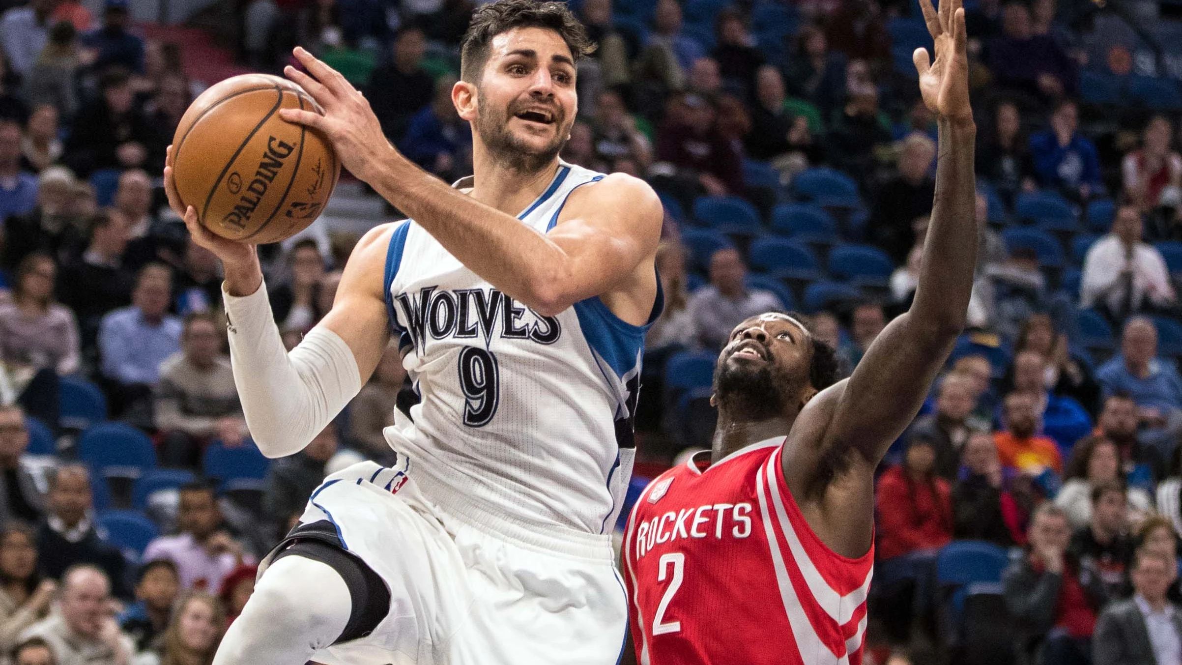 Ricky Rubio intenta dar una asistencia ante la defensa de los Rockets