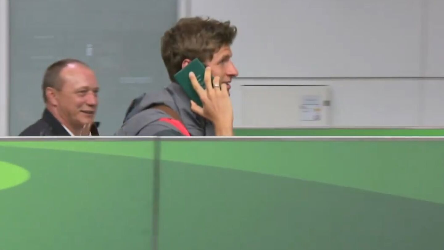 Thomas M&uuml;ller simula una conversaci&oacute;n telef&oacute;nica con su pasaporte