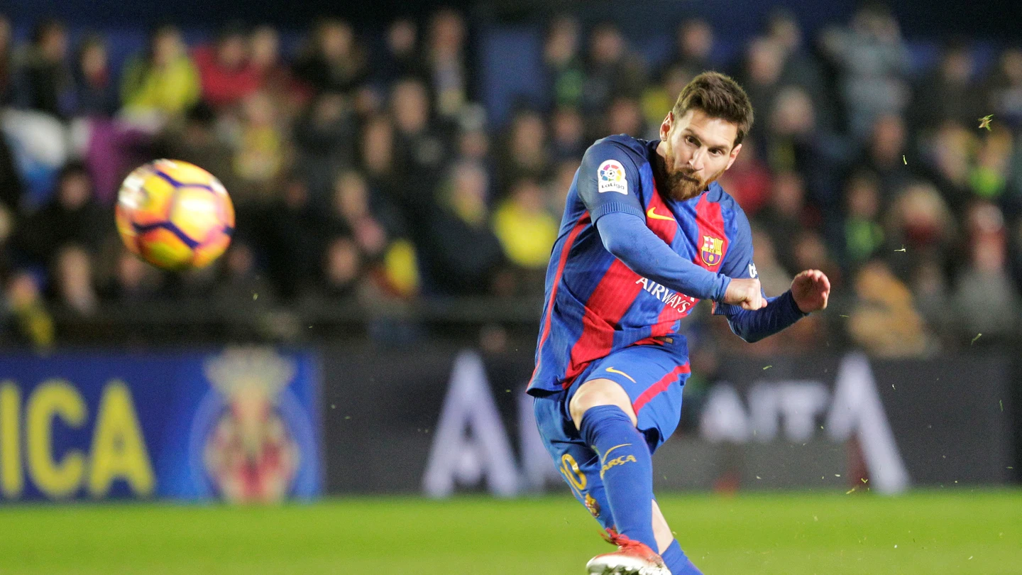 Messi lanza una falta en un partido con el Barcelona Messi lanza una falta en un partido con el Barcelona