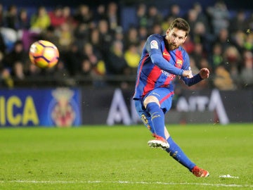 Messi lanza una falta en un partido con el Barcelona Messi lanza una falta en un partido con el Barcelona