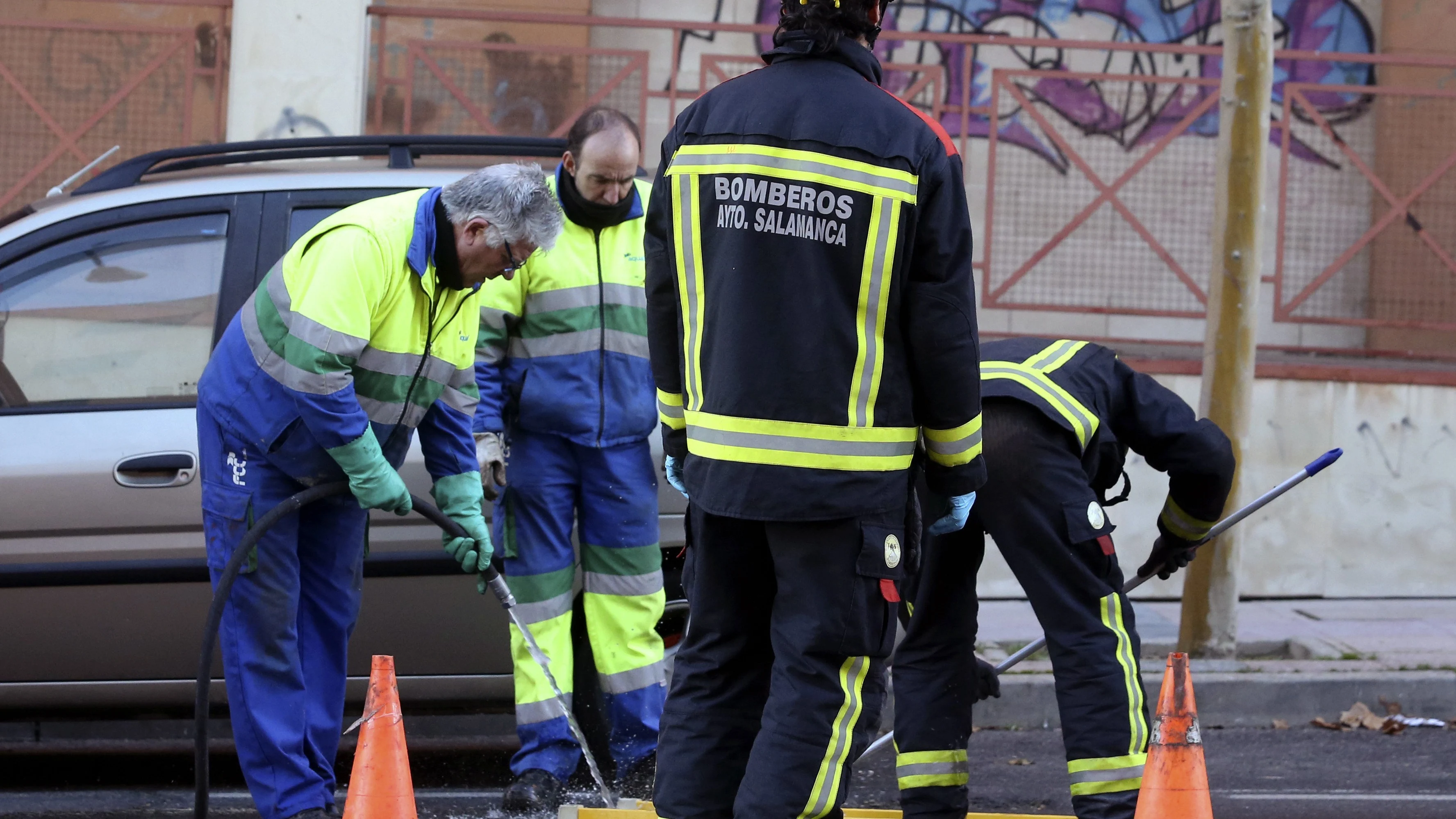 Los bomberos durante el rescate del feto Los bomberos durante el rescate del feto