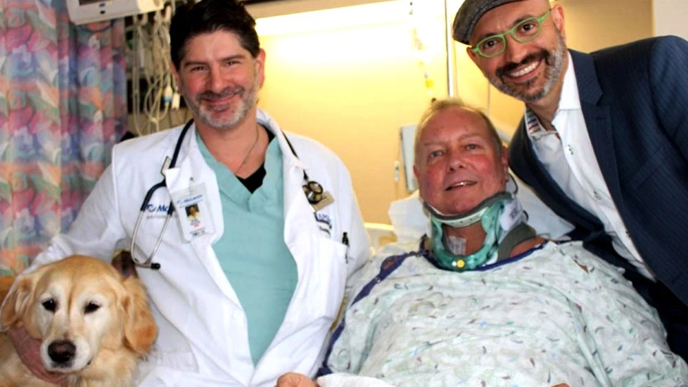 Kelsey con su due&ntilde;o, Bob, en el hospital