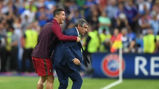 Cristiano Ronaldo, en la final de la Euro junto a Fernando Santos Cristiano Ronaldo, en la final de la Euro junto a Fernando Santos